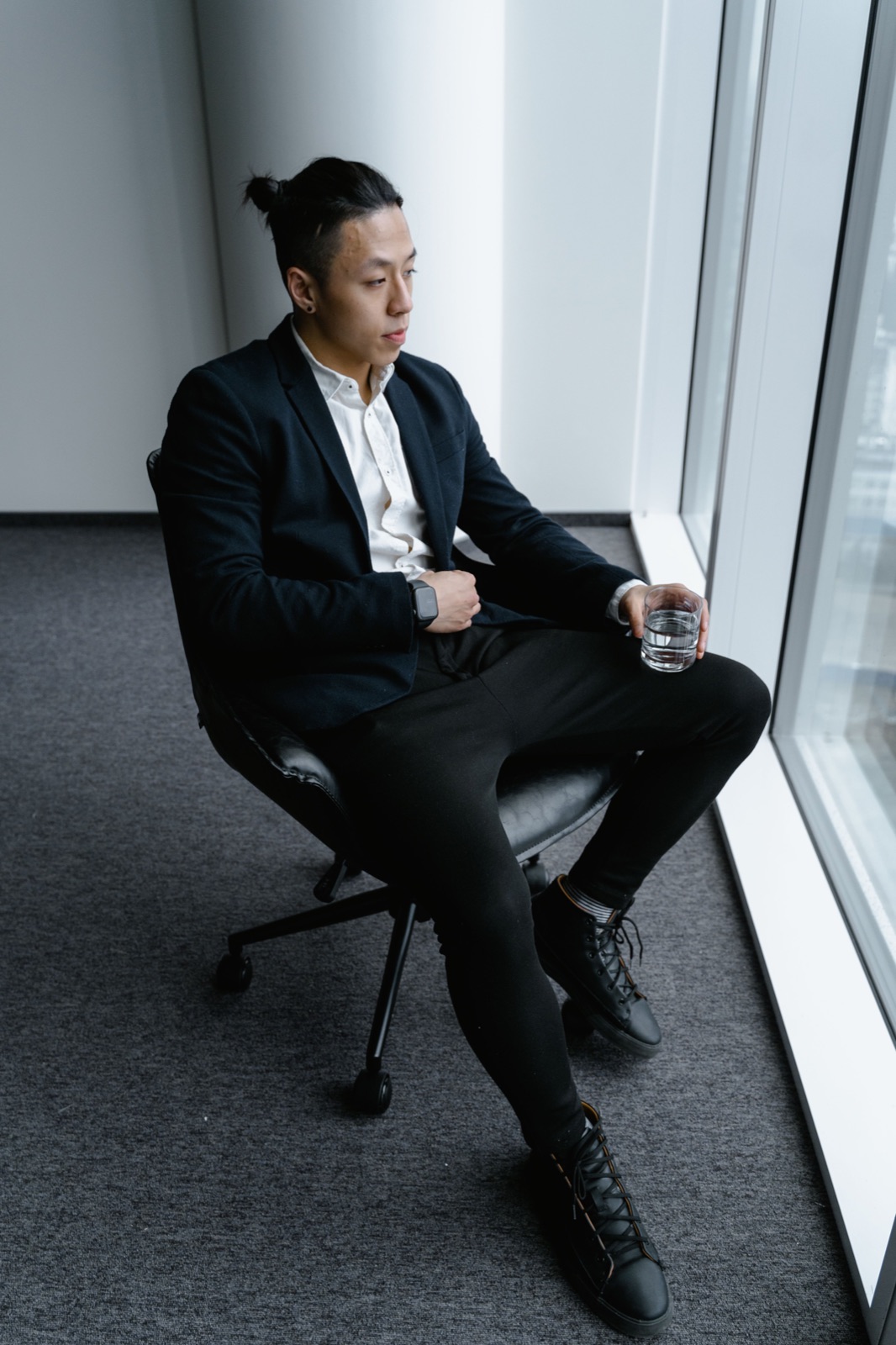 窓辺で仕事について考える会社員